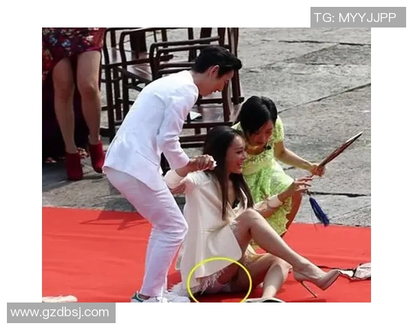 足球明星比赛中意外遭遇裤子被脱事件引发热议和关注